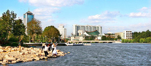 流经潍坊市坊子区,潍城区,奎文区和寒亭区,后经寒亭区央子镇流入